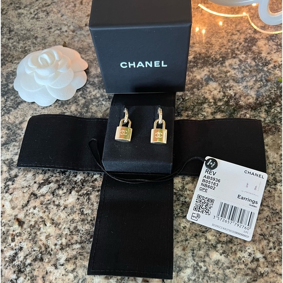 CHANEL 2022 Padlock CC Drop Earrings - Picture 1 of 9